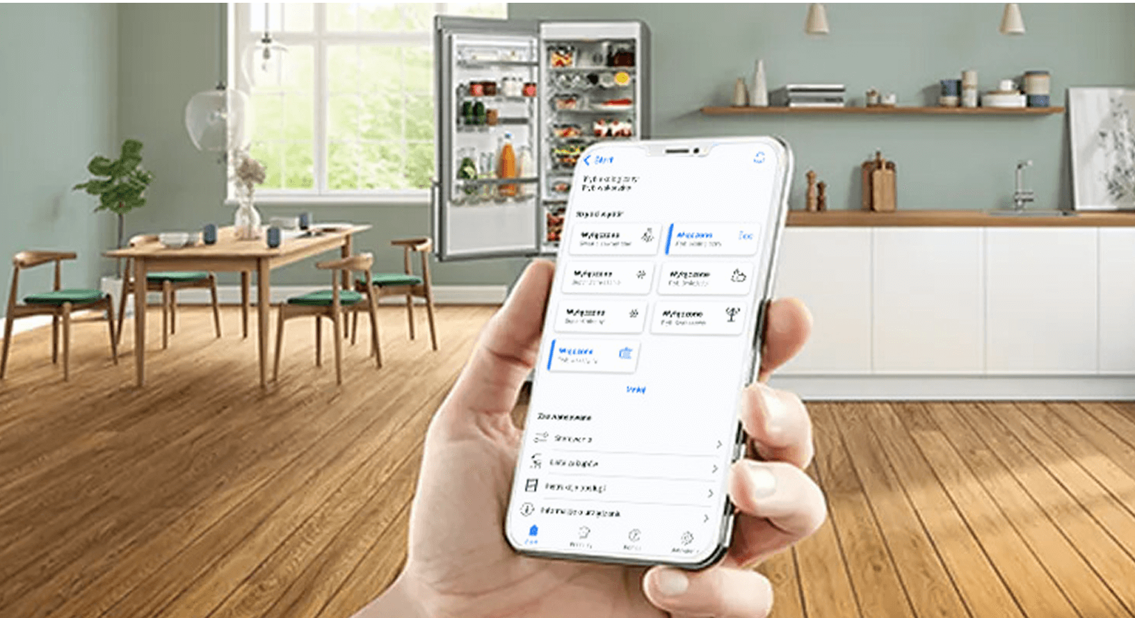 Ręka ze smartfonem z włączoną aplikacją Home Connect umożliwiającą zdalne sterowanie temperaturą w lodówce Bosch. W tle kuchnia i otwarta lodówka