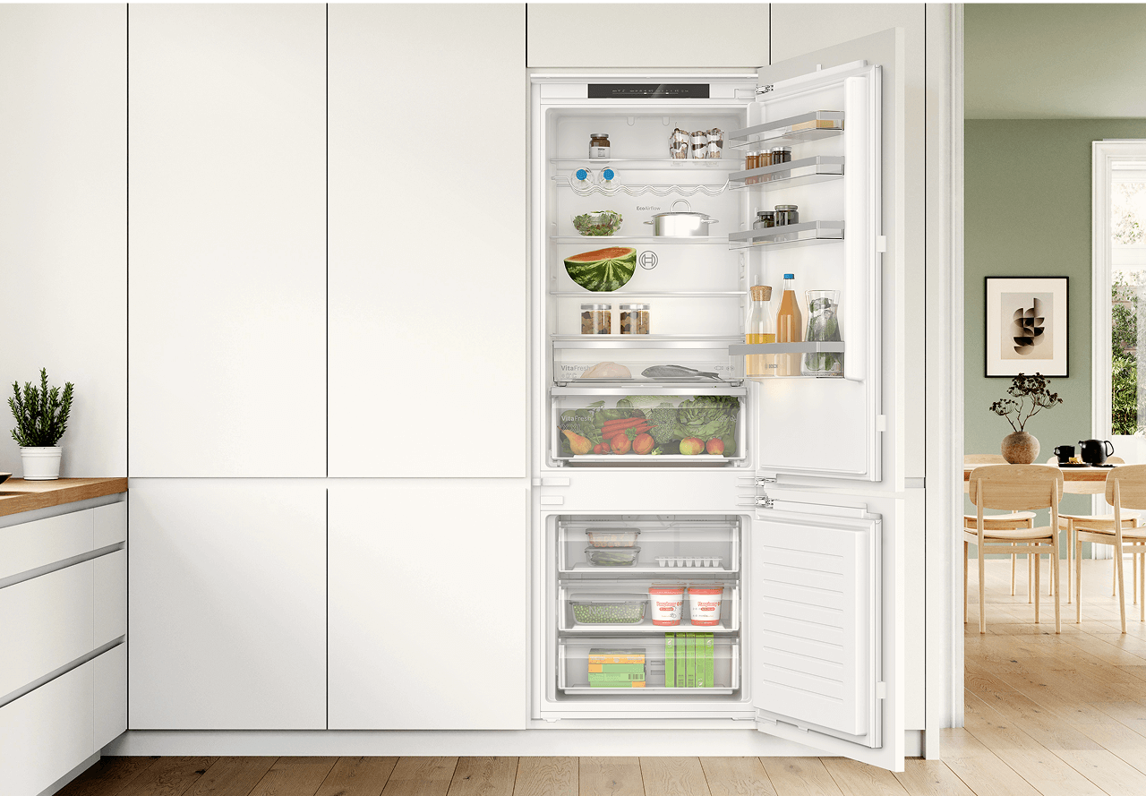 Otwarta lodówka z jedzeniem