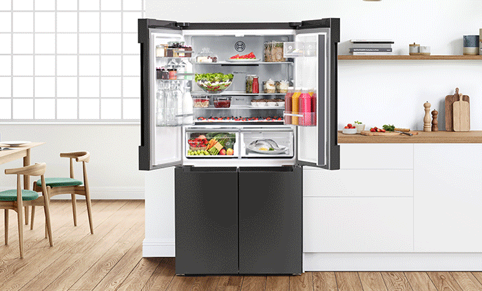 Animacja przedstawia otwartą lodówkę Bosch. Lodówka jest wypełniona jedzeniem