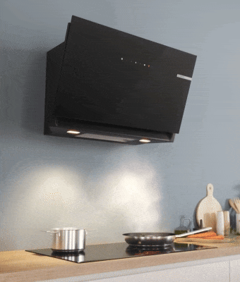 Animacja z płyta indukcyjna Bosch zintegrowana z okapem. Na animacji widać jak nad garnkami stojącymi na płycie, unosi się para