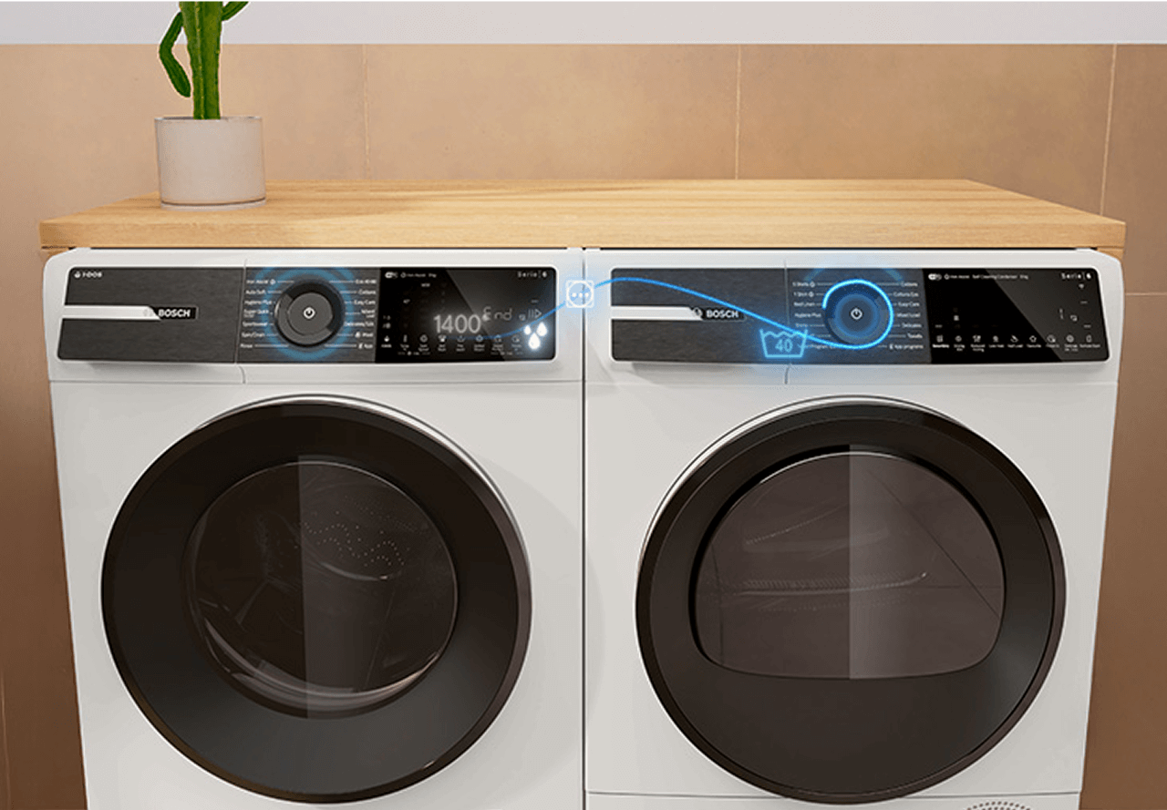 Pralka i suszarka Bosch obok siebie. Łączą się za pomocą aplikacji