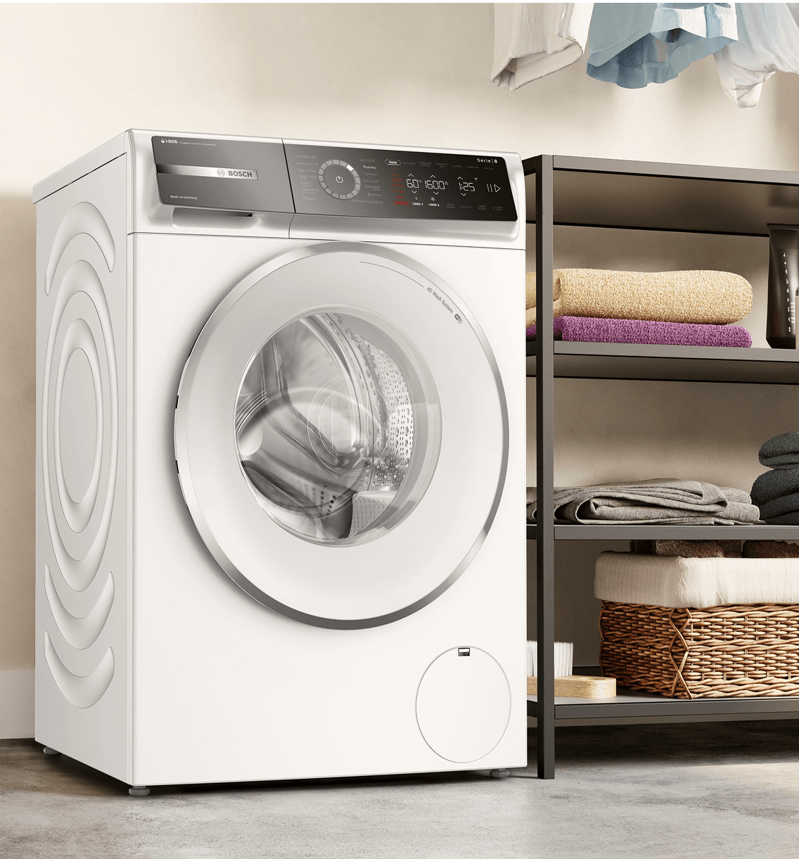 Pralka stojąca w nowoczesnej łazience