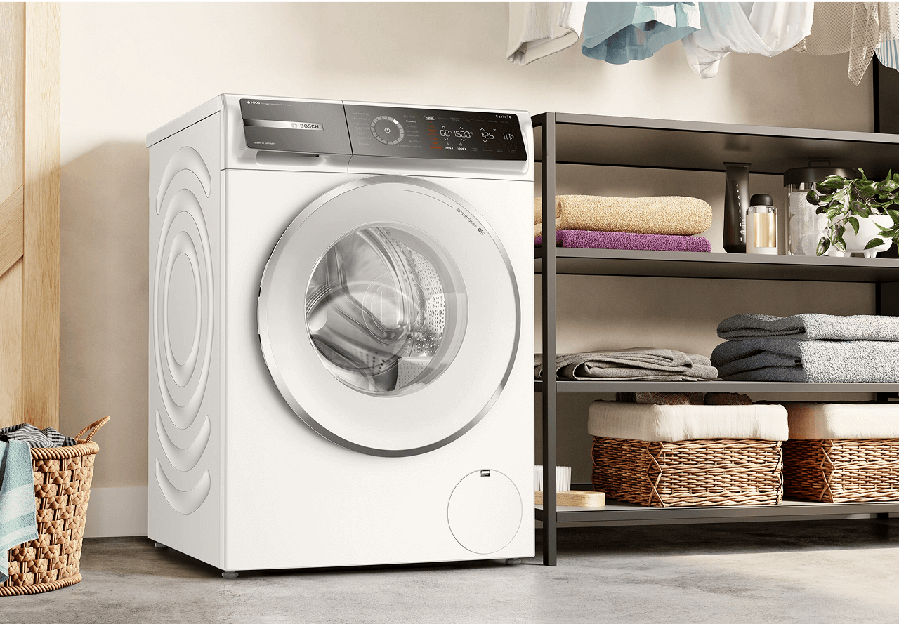 Pralka stojąca w nowoczesnej łazience