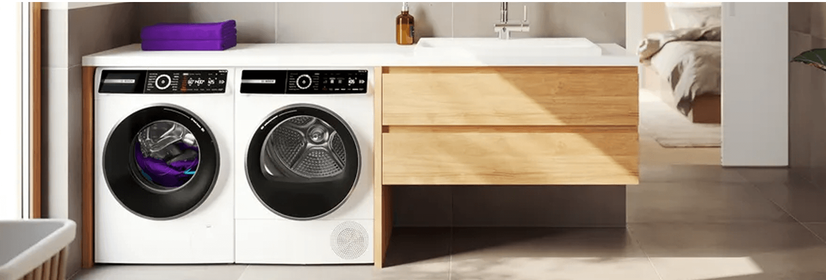 Pralka i suszarka Bosch stoją w nowoczesnej łazience