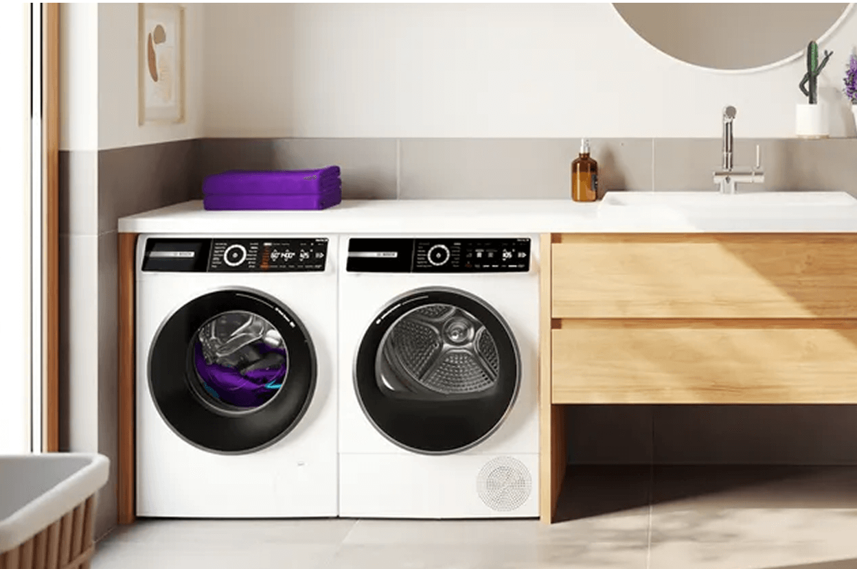 Pralka i suszarka Bosch stoją w nowoczesnej łazience