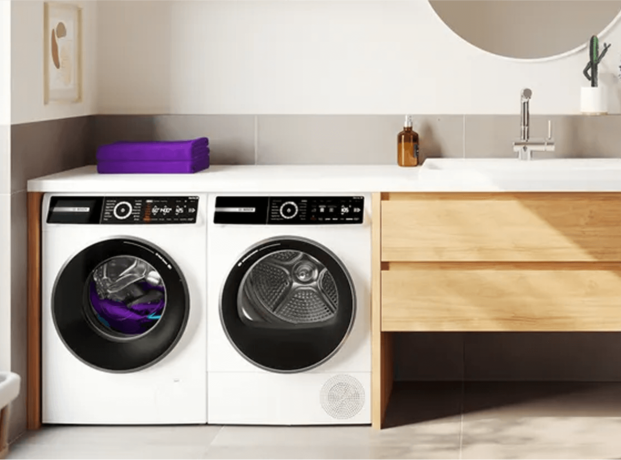 Pralka i suszarka Bosch stoją w nowoczesnej łazience