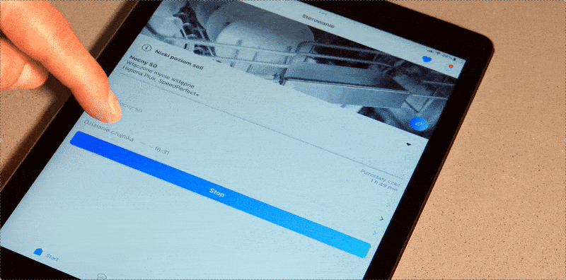 Animacja pokazuje jak osoba wycisza zmywarkę za pomocą tabletu
