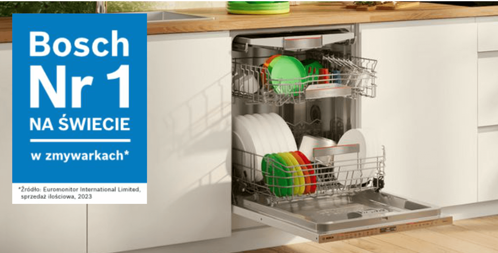 Wnętrze zmywarki Bosch w kuchni, z widocznymi naczyniami