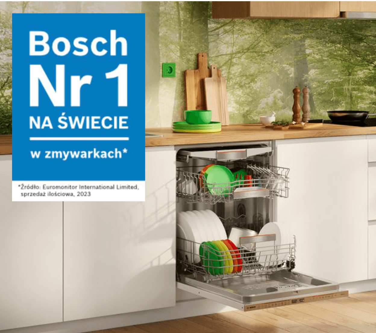 Wnętrze zmywarki Bosch w kuchni, z widocznymi naczyniami