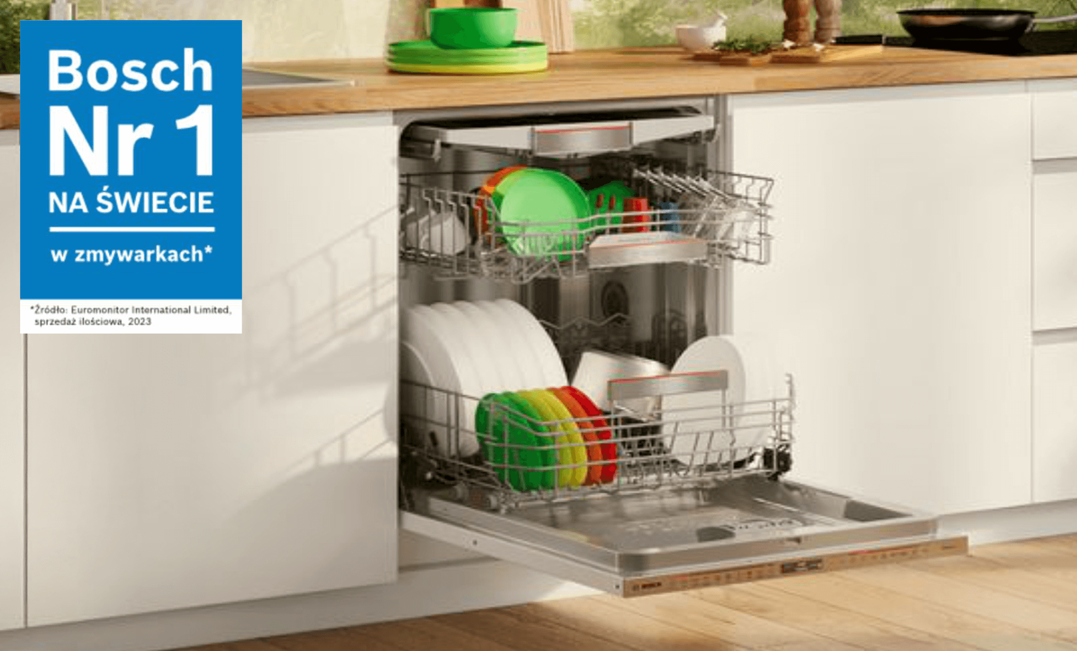 Wnętrze zmywarki Bosch w kuchni, z widocznymi naczyniami