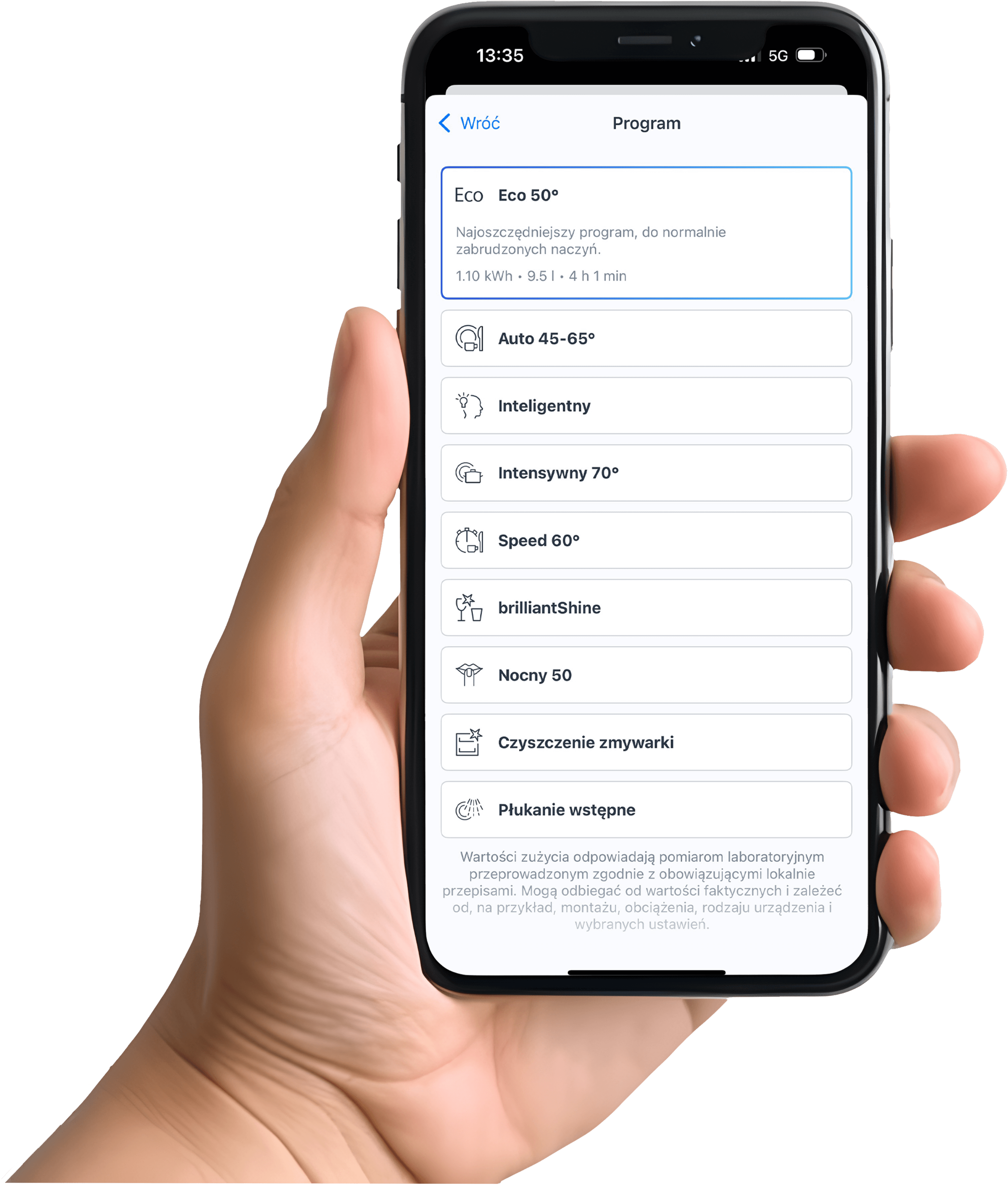 Smartfon z aplikacją Home Connect z dodatkowymi programami do zmywarki. W tle kobieta i mężczyzna na kanapie.