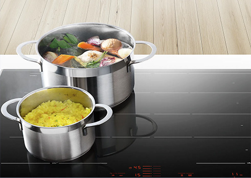 Gotuj wygodnie, używając dużych garnków i patelni